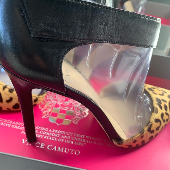 VINCE CAMUTO ASYMMETRICAL STRAP PUMP - Picture 2 of 4